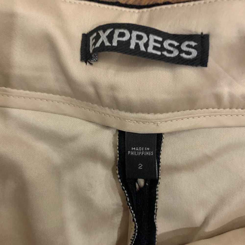 Express Shorts - Picture 5 of 5